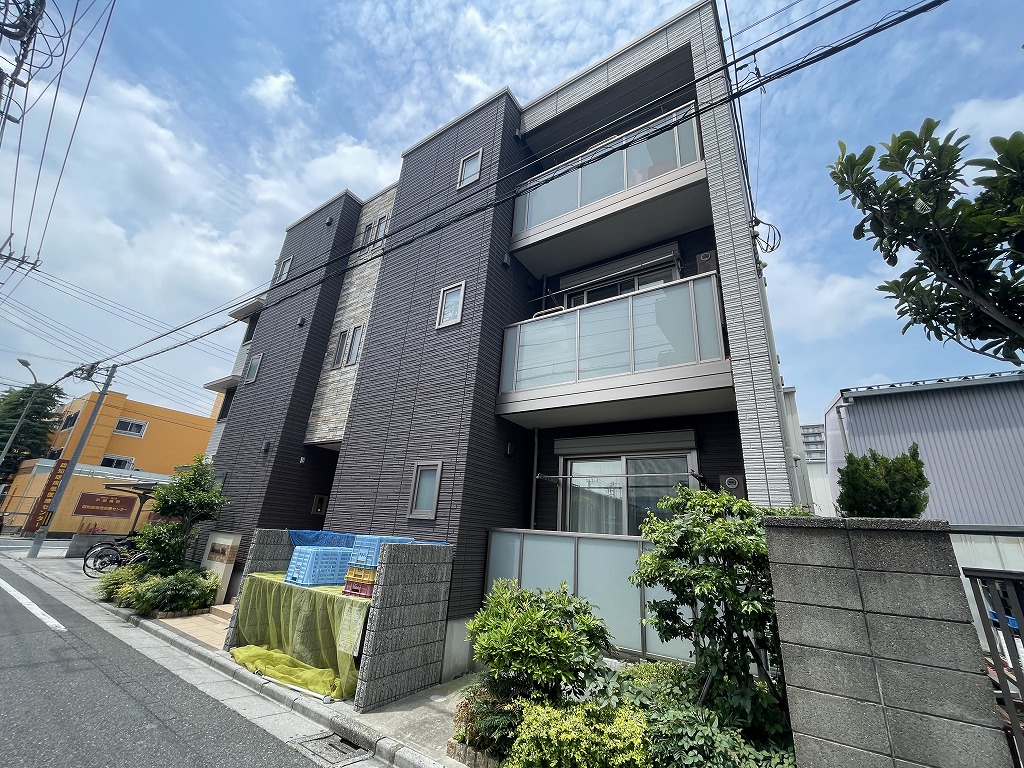 戸田市新曽南　3階建てマンション